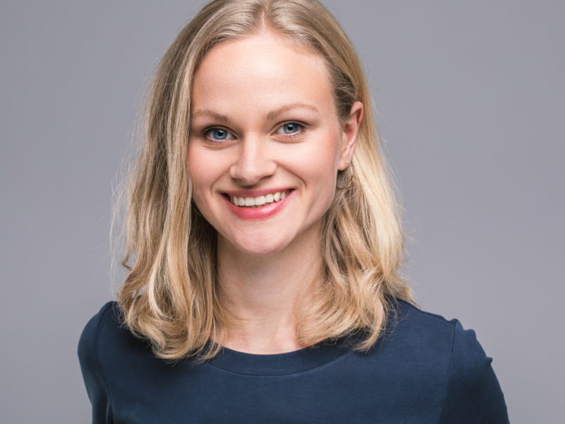 headshot annika